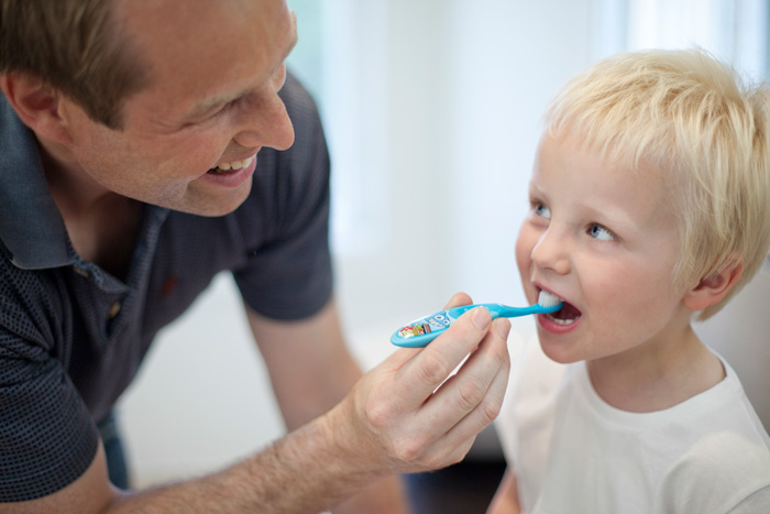 Првото искуство на детето со четката за заби треба да биде пријатно